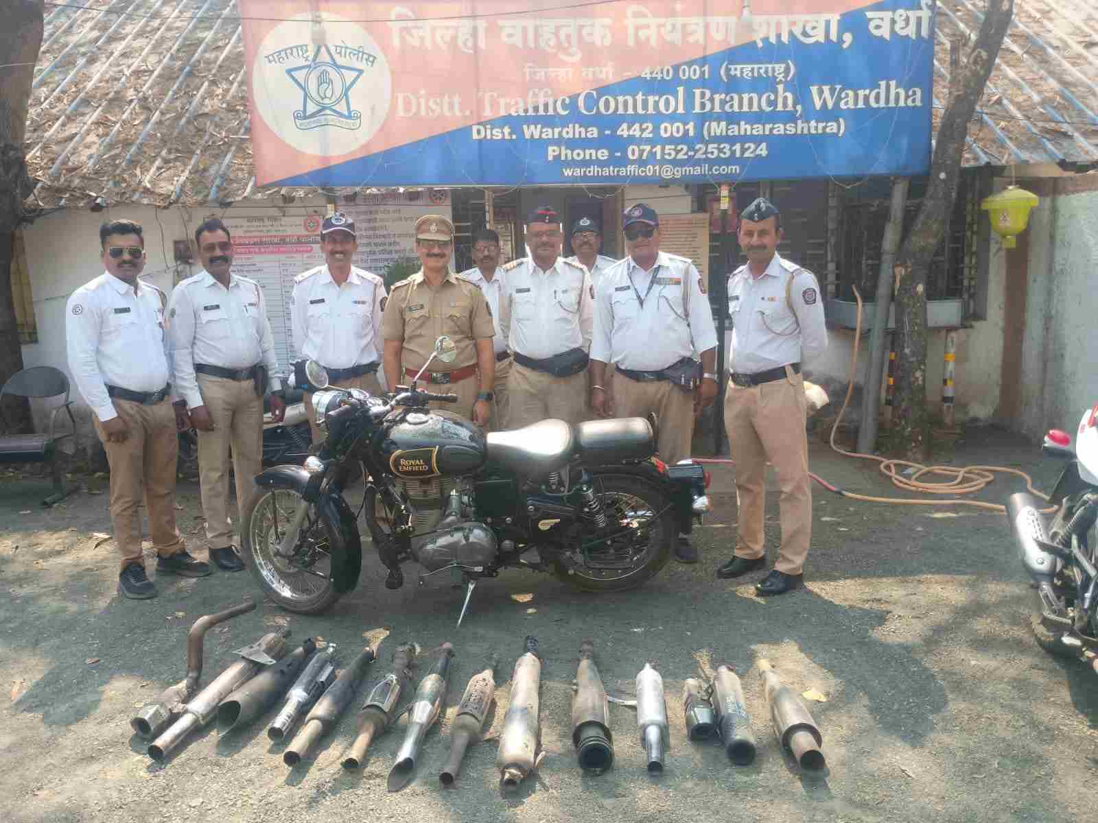 दारू पिऊन वाहन चालवणाऱ्या चालकावर गुन्हा; वाहन जप्त – २२ डुप्लिकेट बुलेट सायलेन्सर जप्त